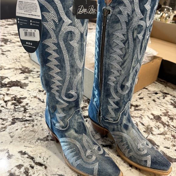 Meet your Posher, Celebrity Fashion Stylist
Posting curated fashion - Picture 1 of 3